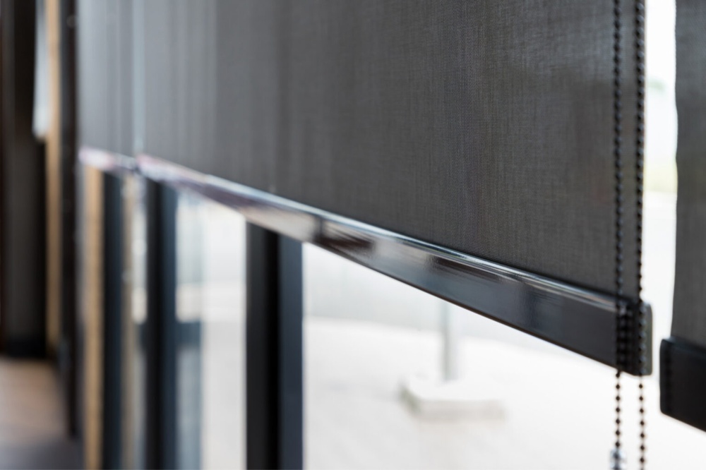 Een close-up van rolgordijnen bij TOKO Hoogeveen